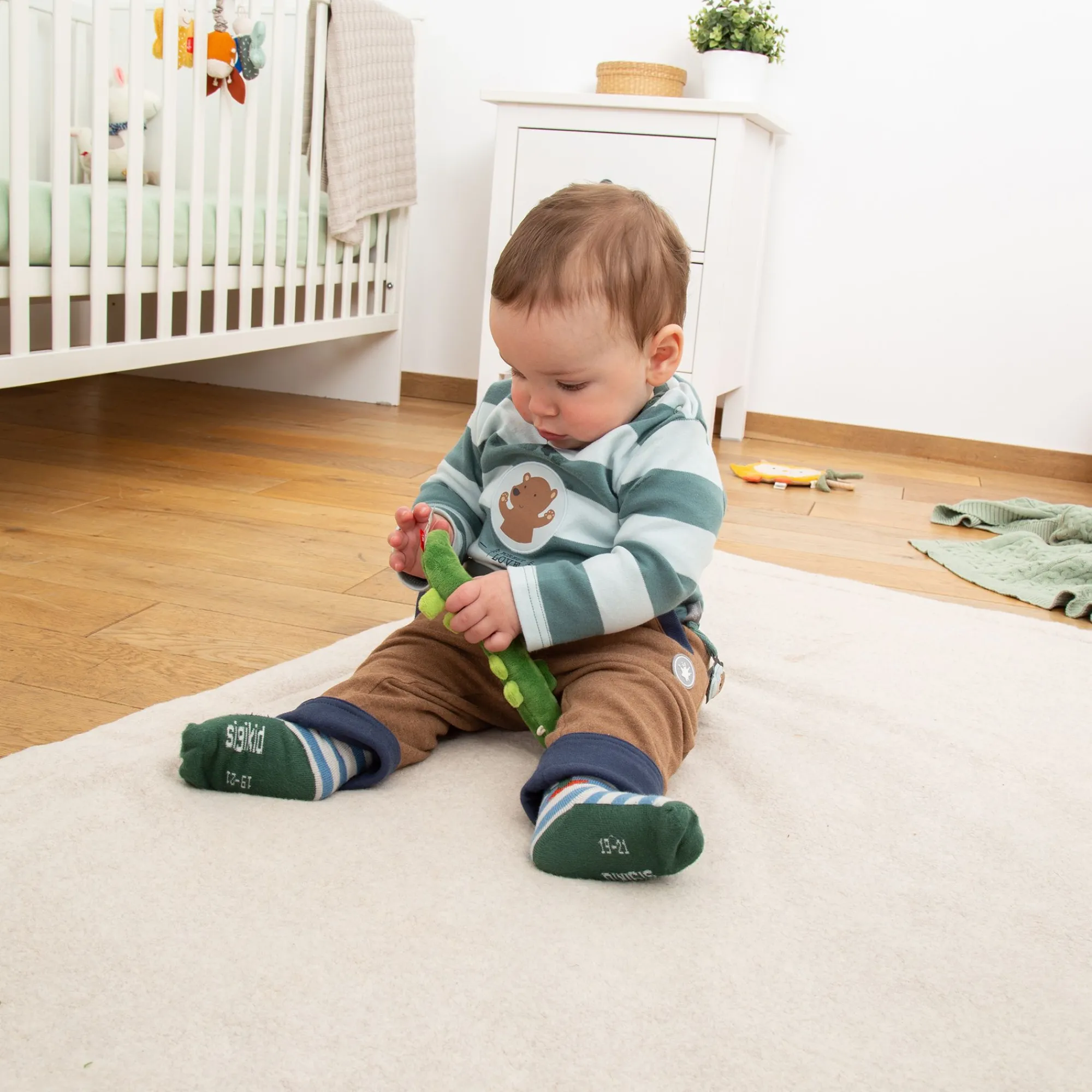 Sigikid Babyspielzeug|Rassel Krokodil, Red Stars