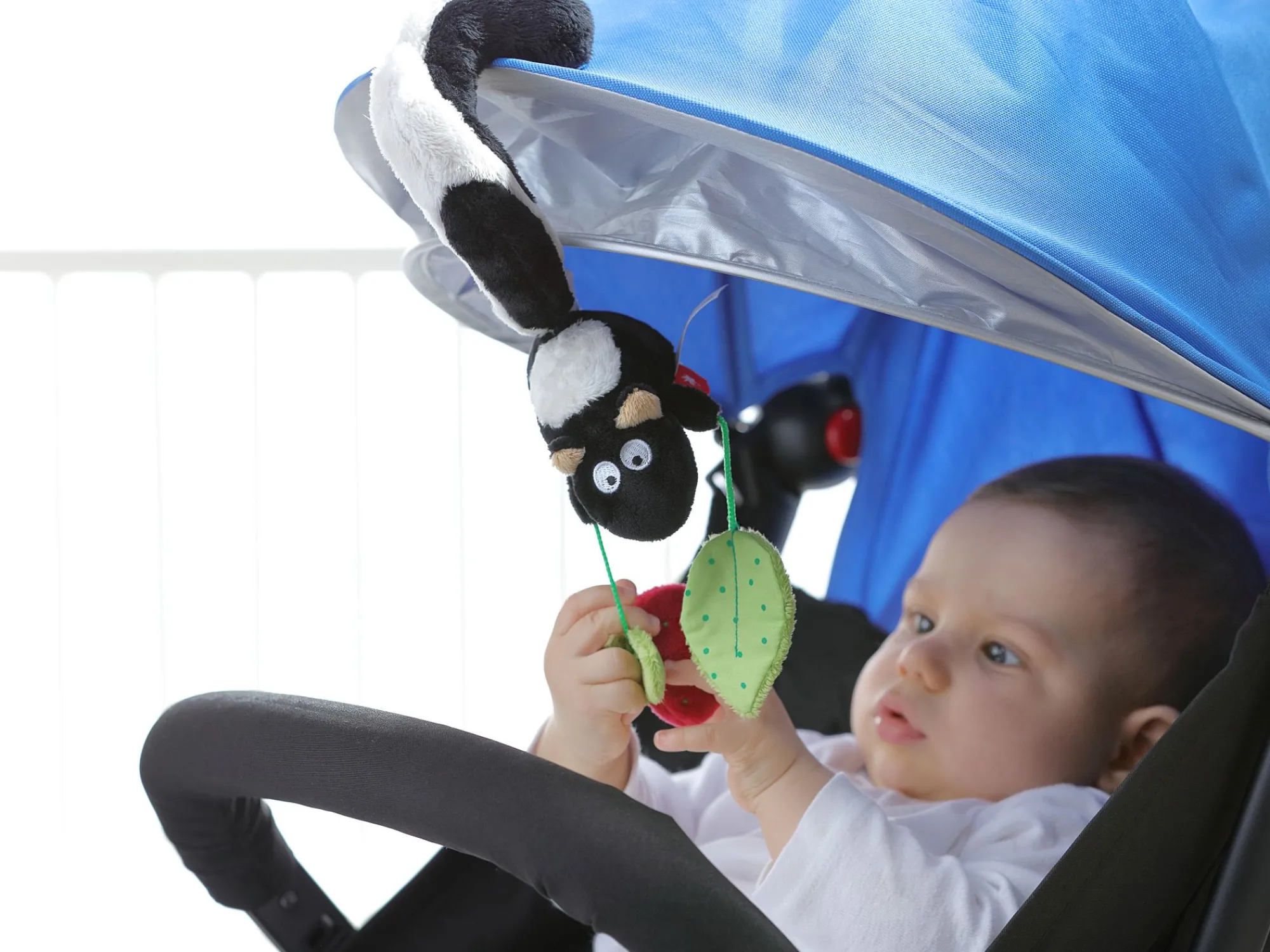 Sigikid Babyspielzeug|Stinktier Spielanhanger Babyschale